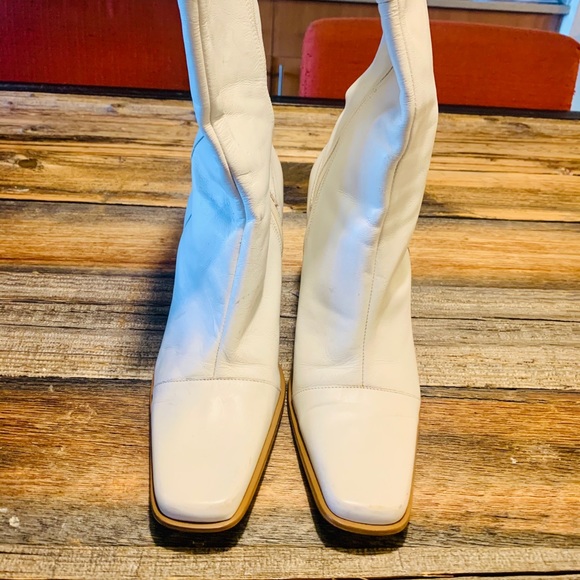 Vintage white leather ankle boots with zipper - Picture 2 of 5